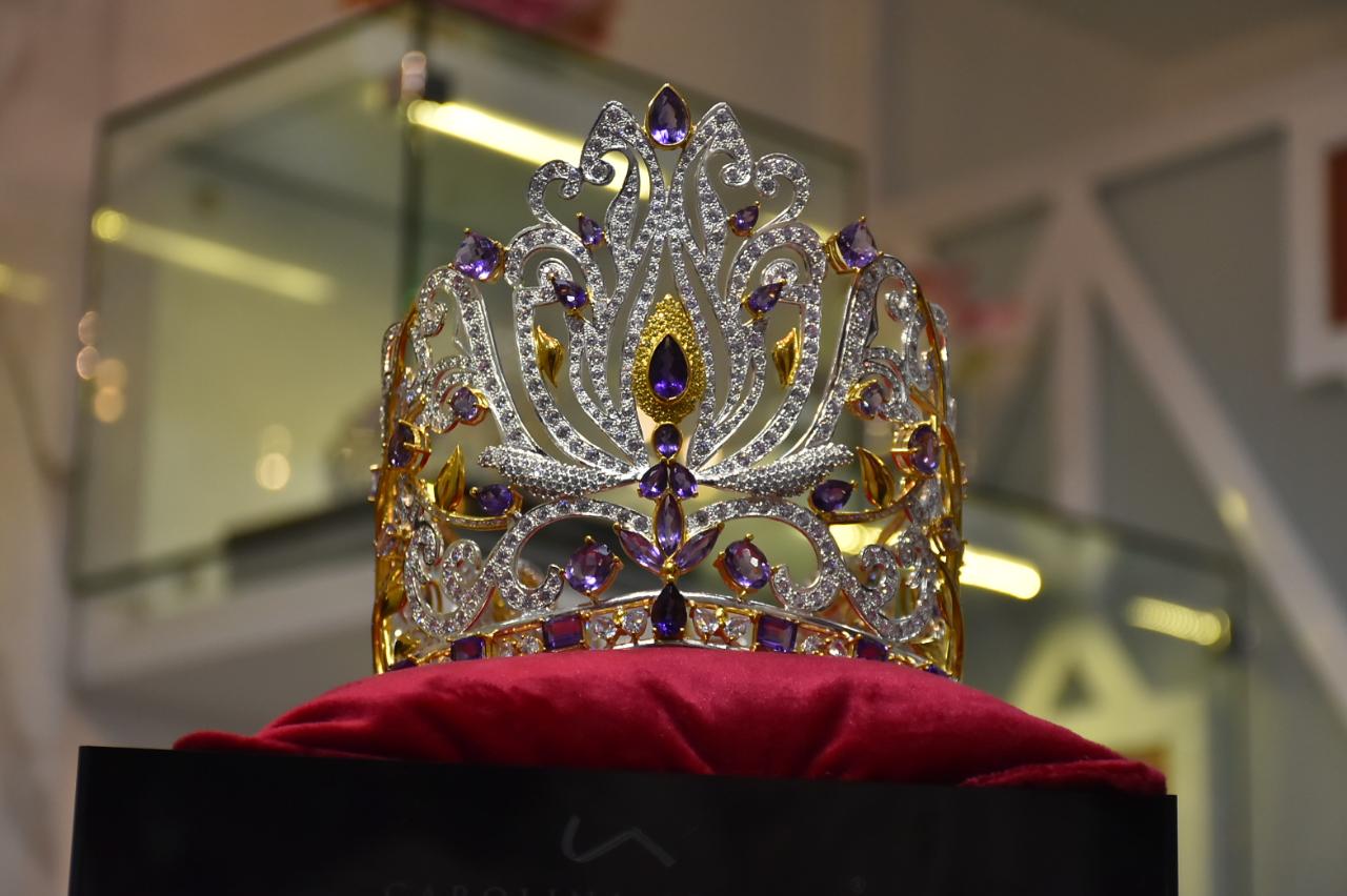 La corona de la Reina Carolina Segebre inspirada en las canciones de Esthercita Forero.