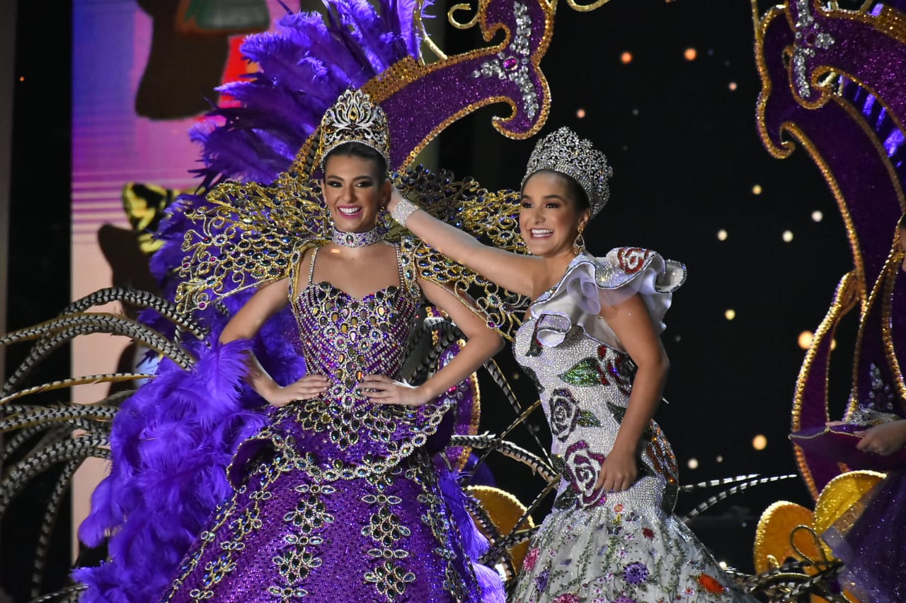 Valeria Abuchaibe, reina del 2018, corona a Carolina Segebre como reina del 2019.