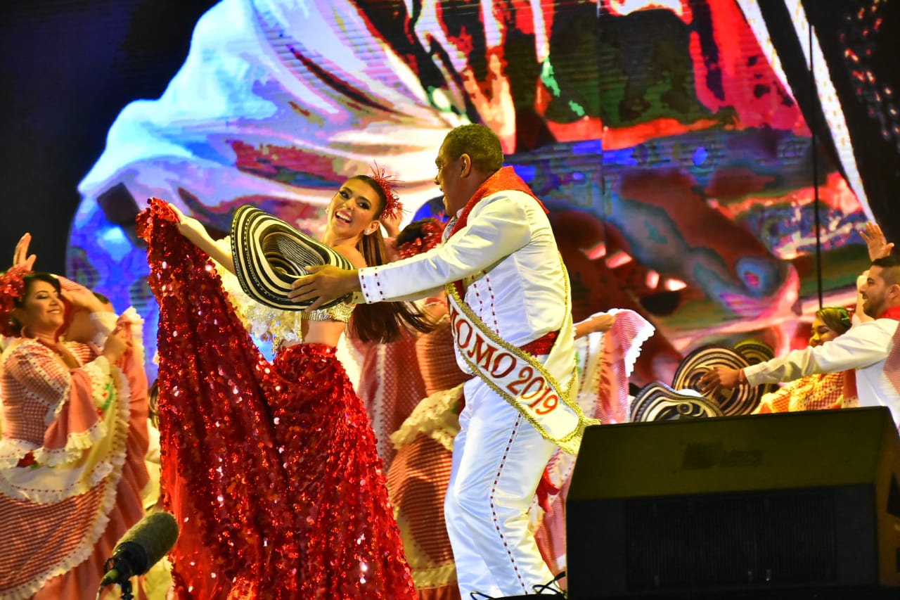La Reina del Carnaval y el Rey Momo bailan cumbia.