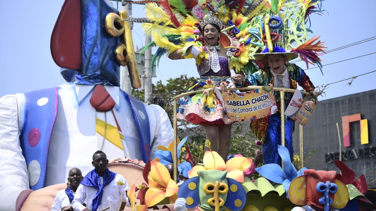 Isabella Chacón Ruiz y César Mendoza, los reyes infantiles del Carnaval, emocionaron al público durante su desfile en la Gran Batalla de Flores.