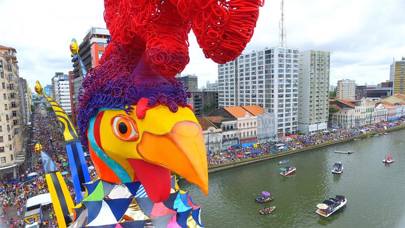  Vista general durante el desfile del bloque Gallo da Madrugada este sábado, en la inauguración del Carnaval de Recife (Brasil). 