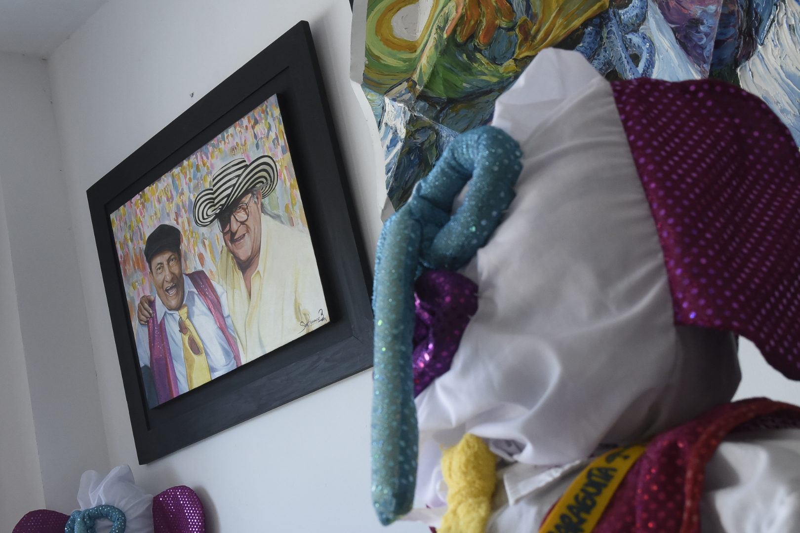 Primer plano de la marimonda que está ubicada en el mueble de la sala de su casa. En el fondo, un cuadro con la imagen de César 'Paragüita' Morales.