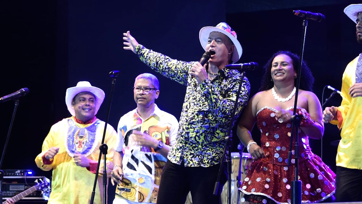 Charlie Gómez también acompañó a Jacaranda Show Orquesta con el tema 'Fiesta', dedicado a la Selección Colombia y grabado con el Grupo Raíces.