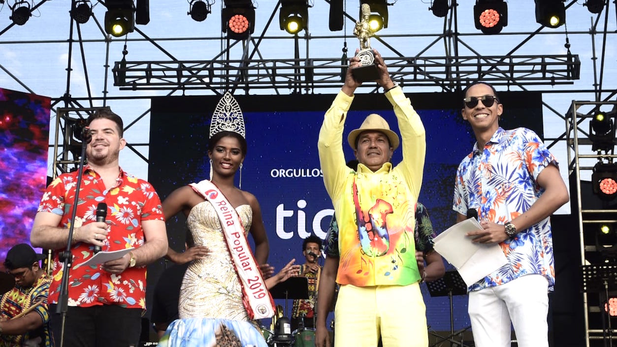 El 'Principe del Carnaval', exhibiendo orgulloso el Congo que le fue otorgado.