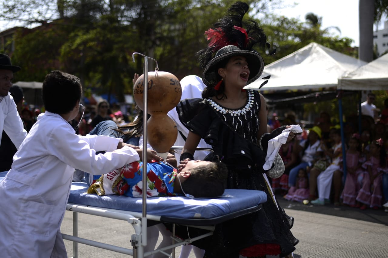 Joselito Carnaval, interpretado por César De La Hoz, el rey infantil. Al lado la reina infantil Isabella Chacón.