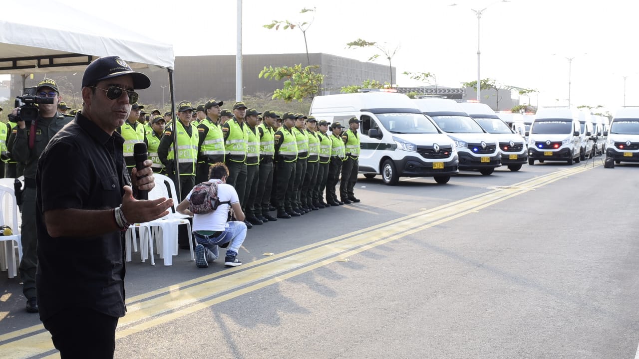 Momentos en que el alcalde Alejandro Char hace oficial la entrega de los 25 vehículos a la Policía Metropolitana.