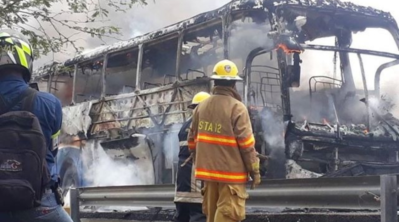 Así quedó el bus tras el incendio.