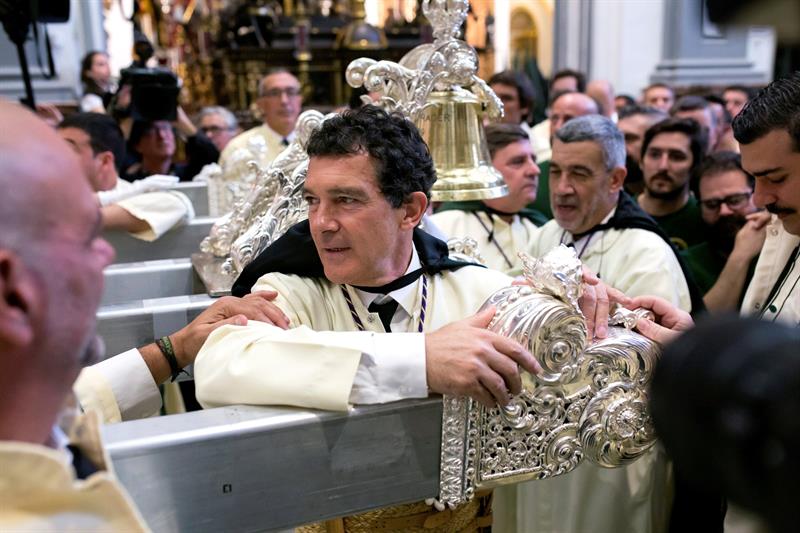 El actor malagueño Antonio Banderas participa como mayordomo del Trono de María Santísima de Lágrimas y Favores en las Cofradías Fusionadas, en el inicio de la Semana Santa de Málaga.