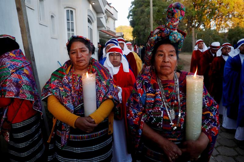Devotos católicos participan en la procesión de Domingo de Ramos este domingo en el municipio de San Pedro Sacatepéquez (Guatemala).