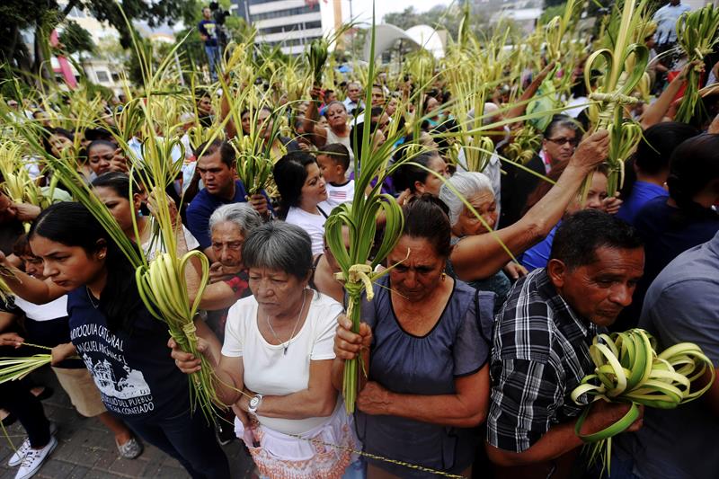 Ciudadanos hondureños participan en la bendición de ramos durante la celebración del Domingo de Ramos en Tegucigalpa (Honduras).