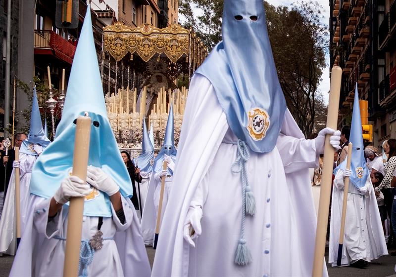  El paso de Nuestra Señora de la Paz, de la Hermandad de Los Mutilados, procesiona por las calles de Huelva en la tarde de Domingo de Ramos.
