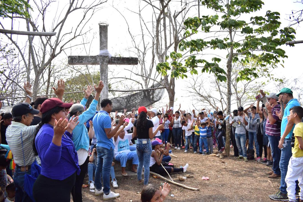 Oficios religiosos al aire libre en inmediaciones de la Parroquia Nuestra Señora de la Candelaria, en Galapa.