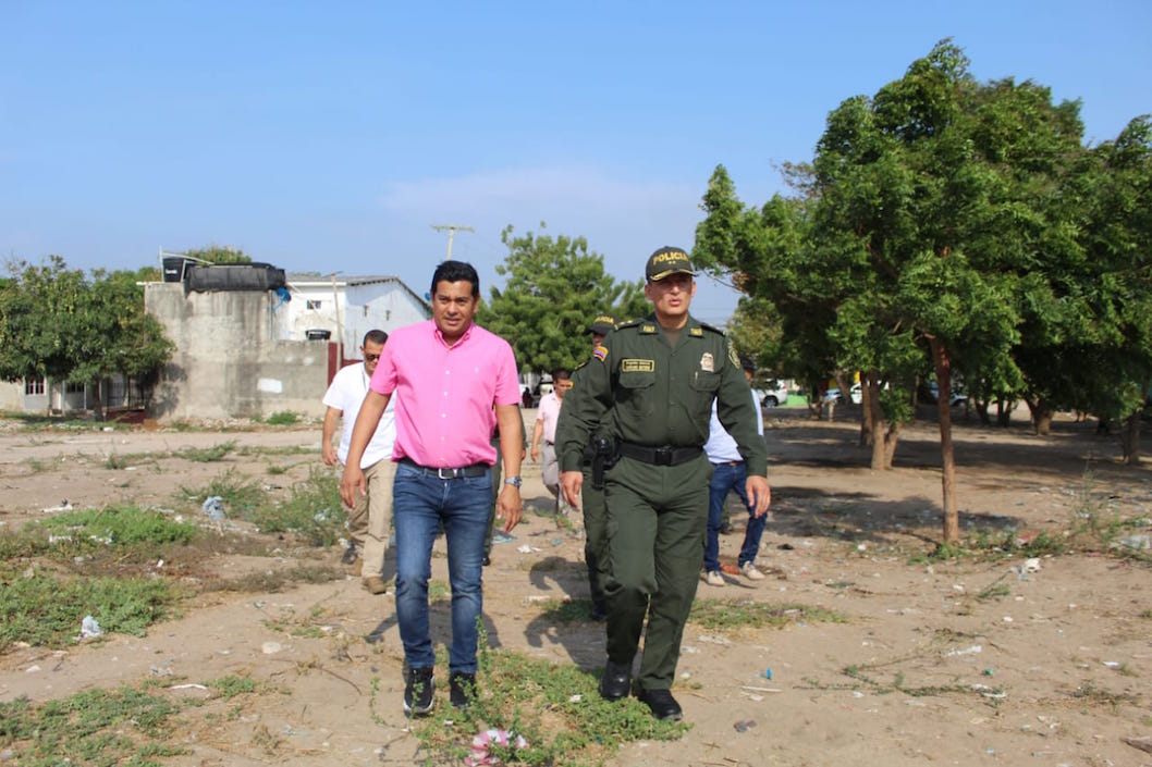 El Alcalde Efraín Bello y el Comandante BG Mariano Botero, visitando el sitio de la obra.