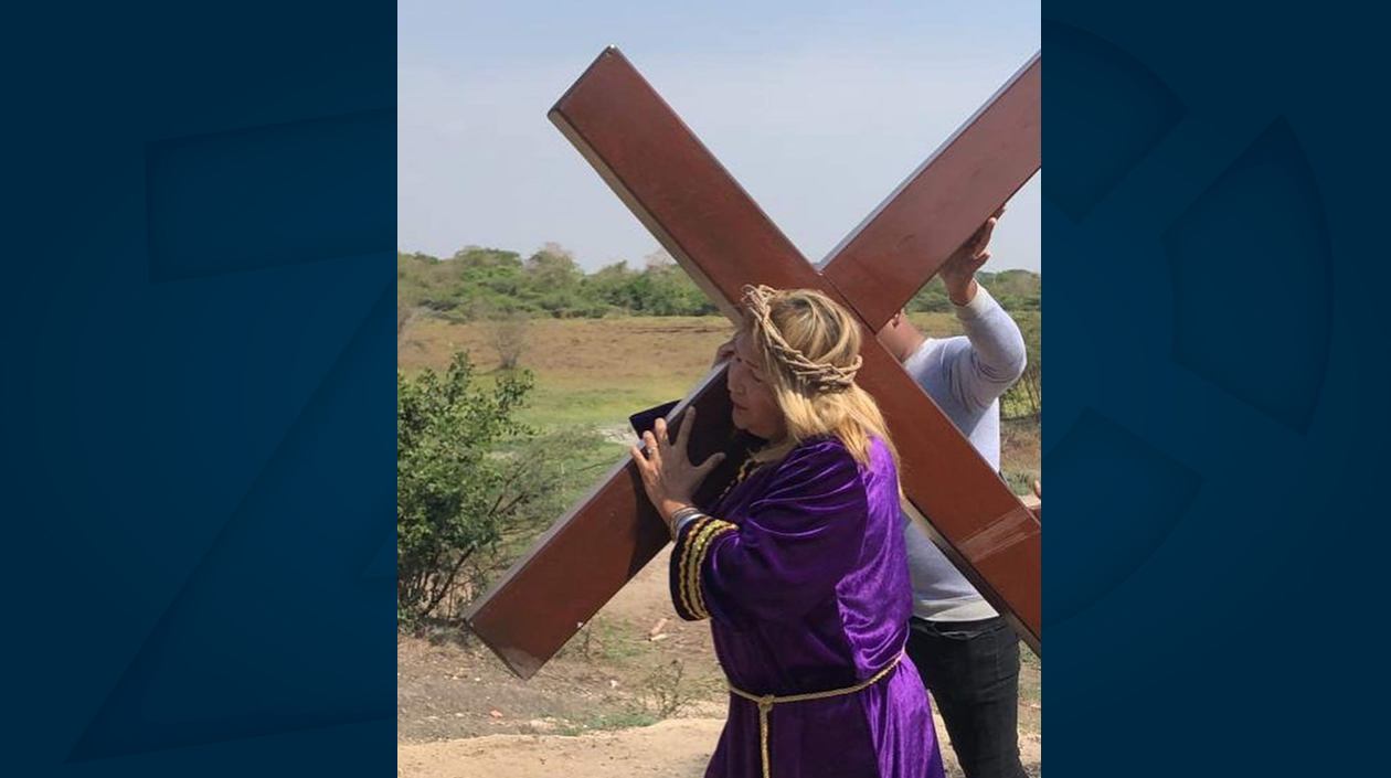 Con una pesada cruz esta mujer se unió al recorrido de los penitentes.