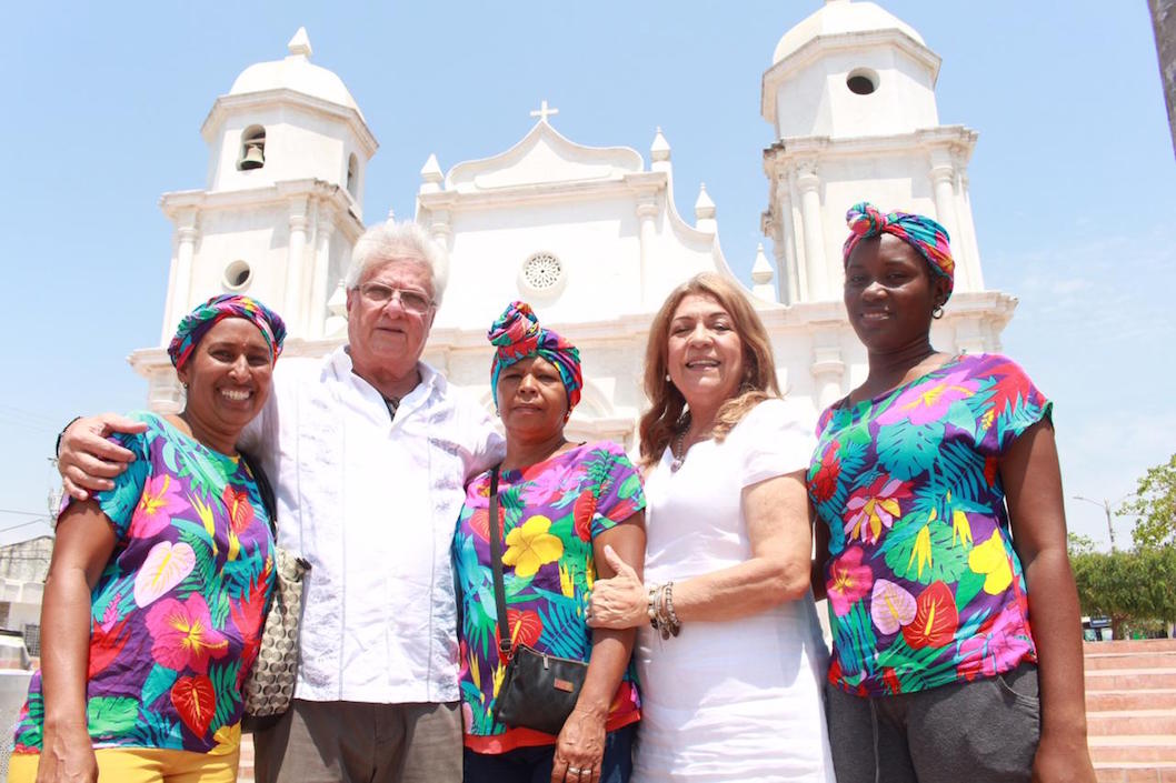 El Alcalde Joao Herrera y la primera gestora Alba Olaya de Herrera, con mujeres participantes.