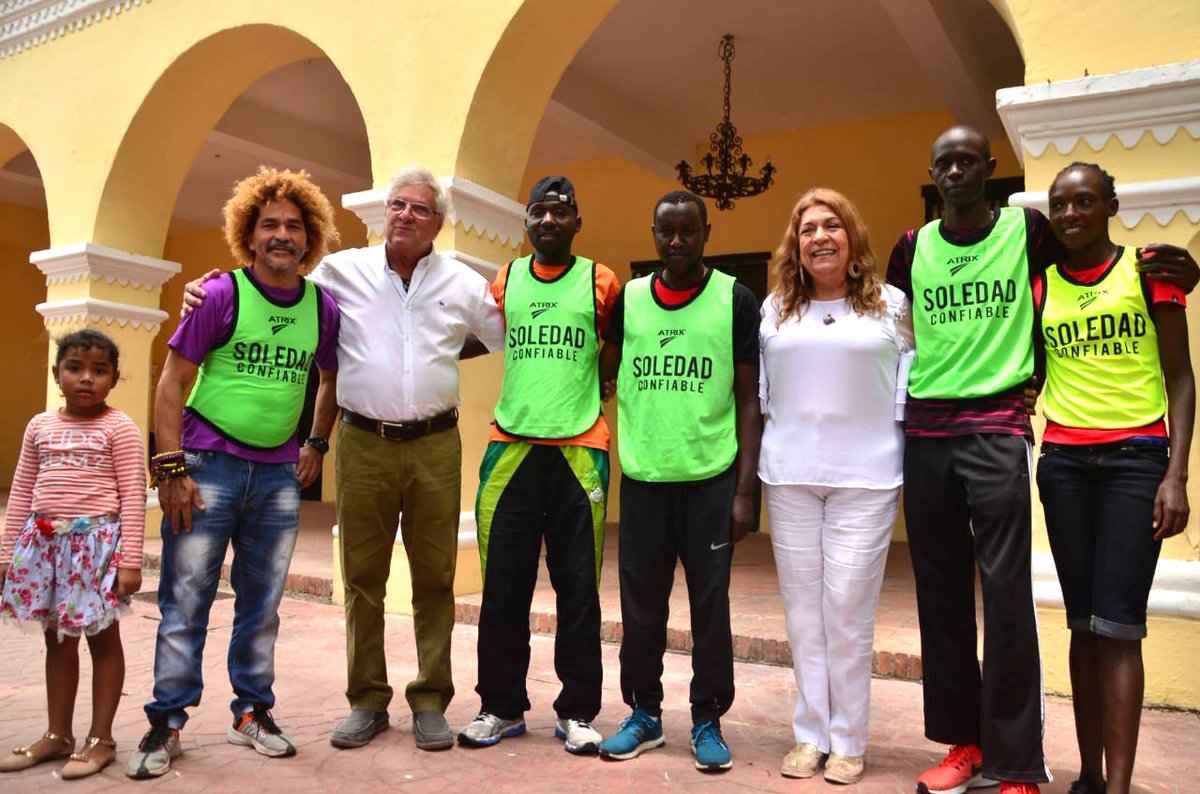 El Alcalde Joao Herrera Iranzo y la primera gestora Alba Olaya de Herrera, con el grupo de atletas patrocinados.