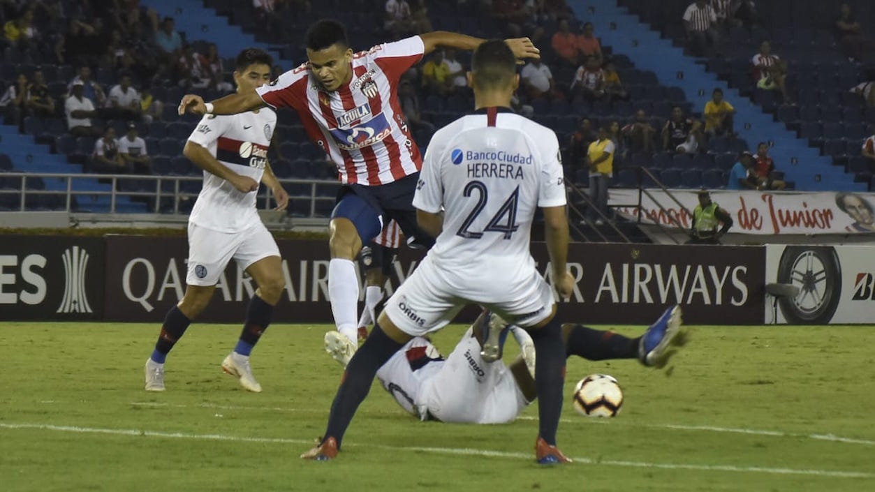 Luis Díaz intentando superar la defensa argentina.