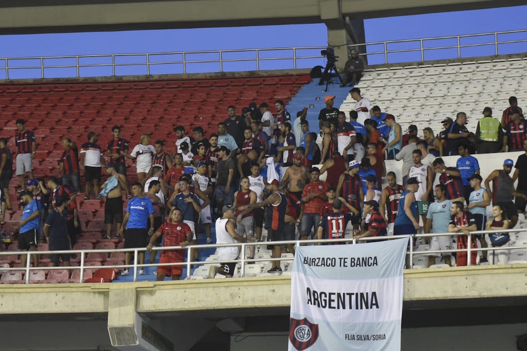 Aficionados de San Lorenzo acompañando al equipo en el estadio Metropolitano.