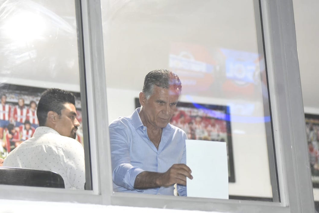El Director Técnico de la Selección Colombia, Carlos Queiroz, observando el partido desde los palcos.