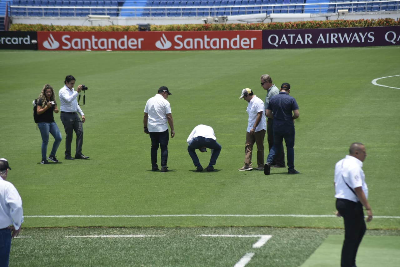 El técnico de la Selección Colombia, Carlos Queiroz, el Alcalde Alejandro Char y el presidente de la Federación Colombiana de Fútbol, Ramón Jesurún.