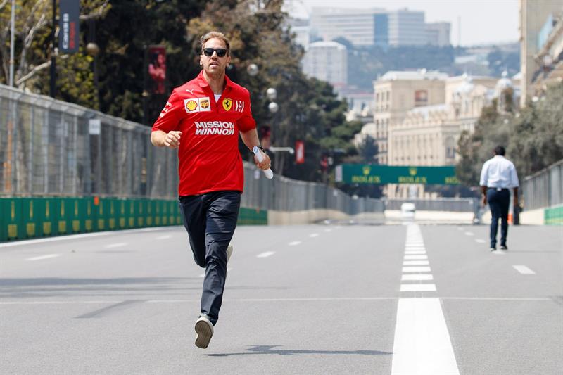 El piloto alemán de Fórmula Uno Sebastian Vettel, de la escudería Ferrari, corre por el circuito de Bakú.