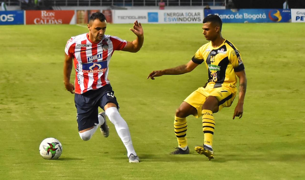 Marlon Piedrahita disputando el balón con Estéfano Arango.