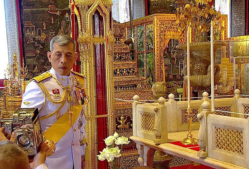 El rey tailandés Vajiralongkorn, que será coronado este sábado, es conocido por sus aptitudes militares y como piloto de aviones, pero carece del prestigio de su venerado padre, Bhumibol Adulyadej, fallecido en octubre de 2016.