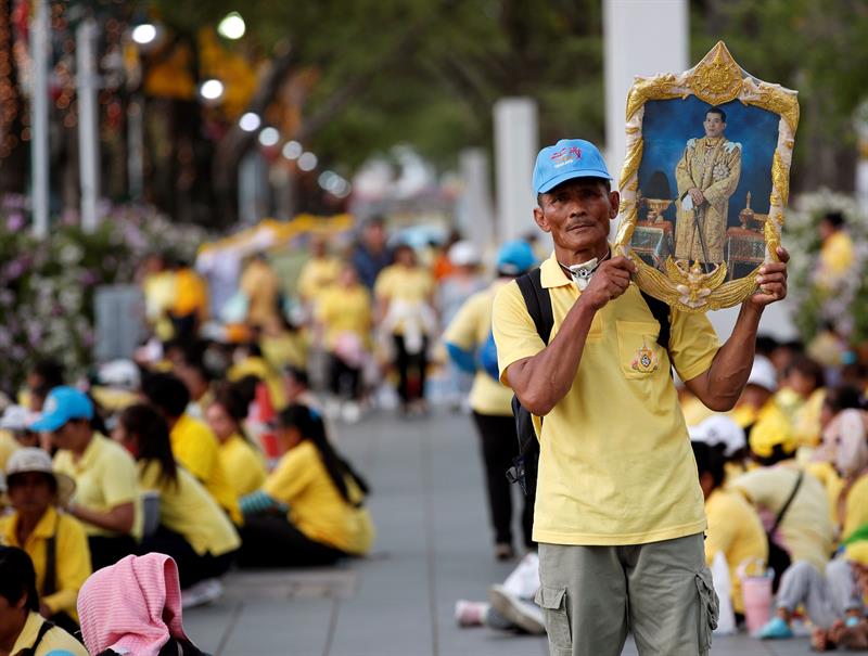 Tailandia cuenta además con una de la leyes de lesa majestad más estrictas del mundo, en la que cualquier ciudadano puede denunciar a otro por injuriar o amenazar al monarca o su familia y cuyas penas de cárcel pueden alcanzar 15 años, lo que imposibilita cualquier debate sobre el papel de la monarquía.