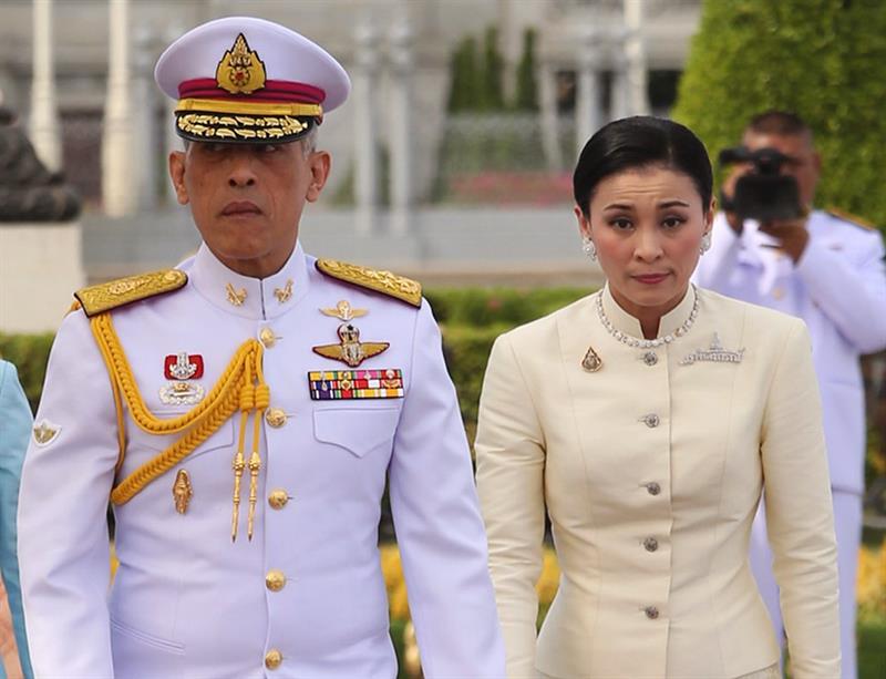 Casado y divorciado en tres ocasiones, Vajiralongkorn contrajo nupcias el pasado miércoles por sorpresa con su cuarta mujer, Suthida Vajiralongkorn na Ayutthaya, a la que también otorgó el título de reina.