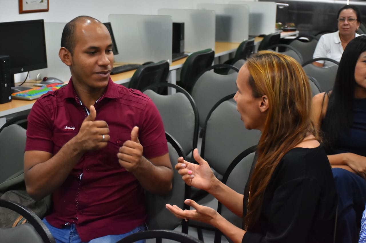 Alfonso Medina, un joven con discapacidad auditiva, y su jefe, Amalia Vergara, de Coimpresores de Colombia, empresa que acogió el proceso de inclusión de Combarranquilla.
