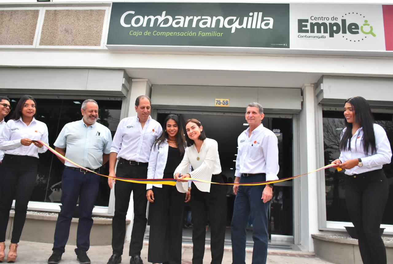 Angi Velásquez, directora de la Unidad de Empleo de SPE, corta la cinta durante la inauguración del Centro de Empleo Inclusivo de Combarranquilla.