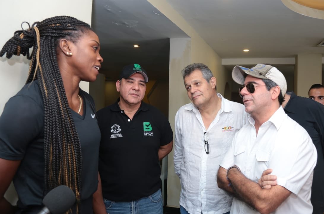 Caterine Ibargüen y el Alcalde Alejandro Char dialogan hoy en Barranquilla.