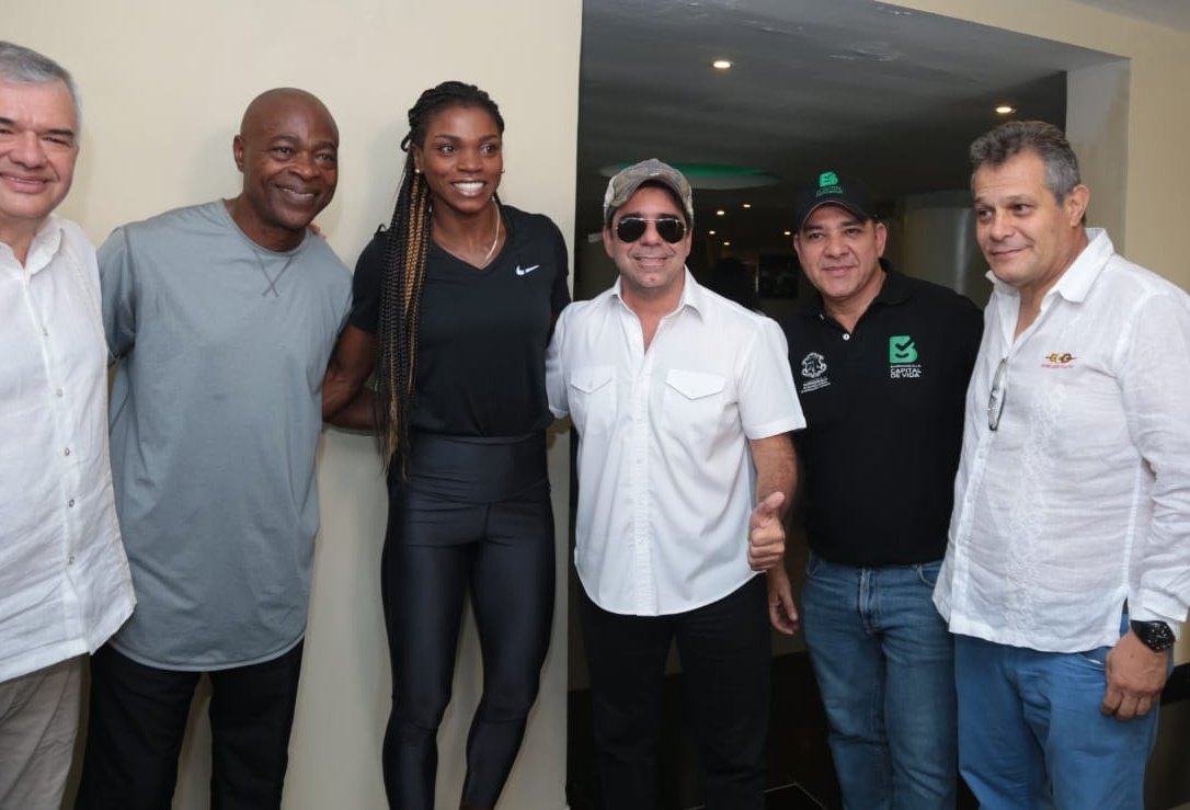 El Alcalde Char y Caterine Ibargüen posan para la foto, durante la bienvenida del mandatario barranquillero a la atleta.