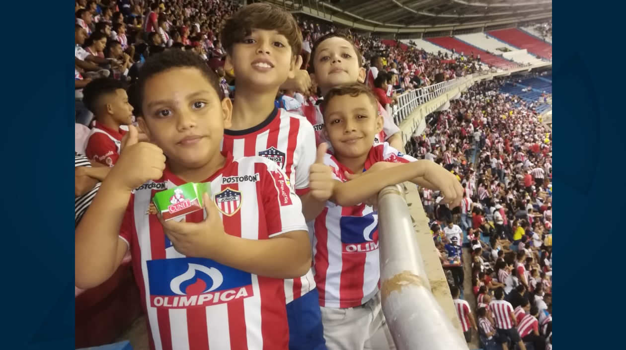 Los niños presentes en el estadio Metropolitano apoyando al Junior.