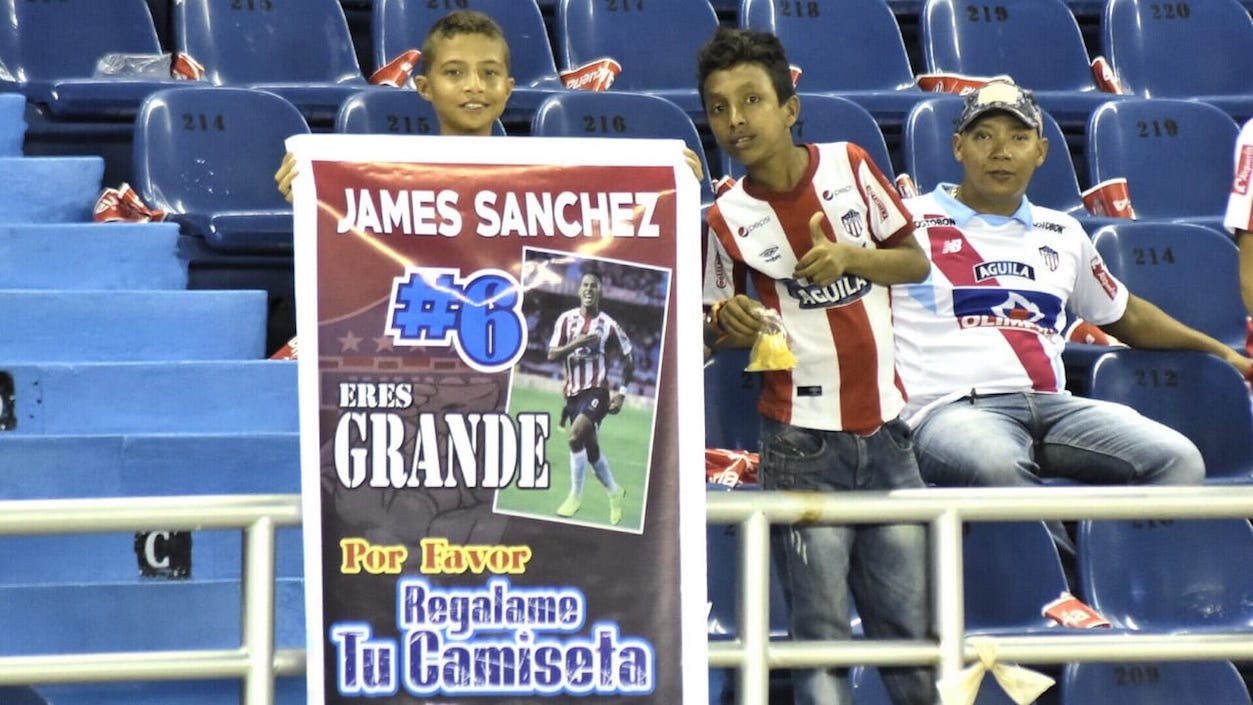 Fans de James Sanchez pidiendo su camiseta.