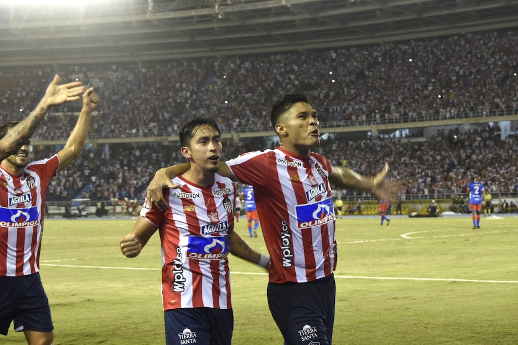 Sebastián Hernández, Fabián Sambueza y Teófilo Gutiérrez, celebrando el gol.