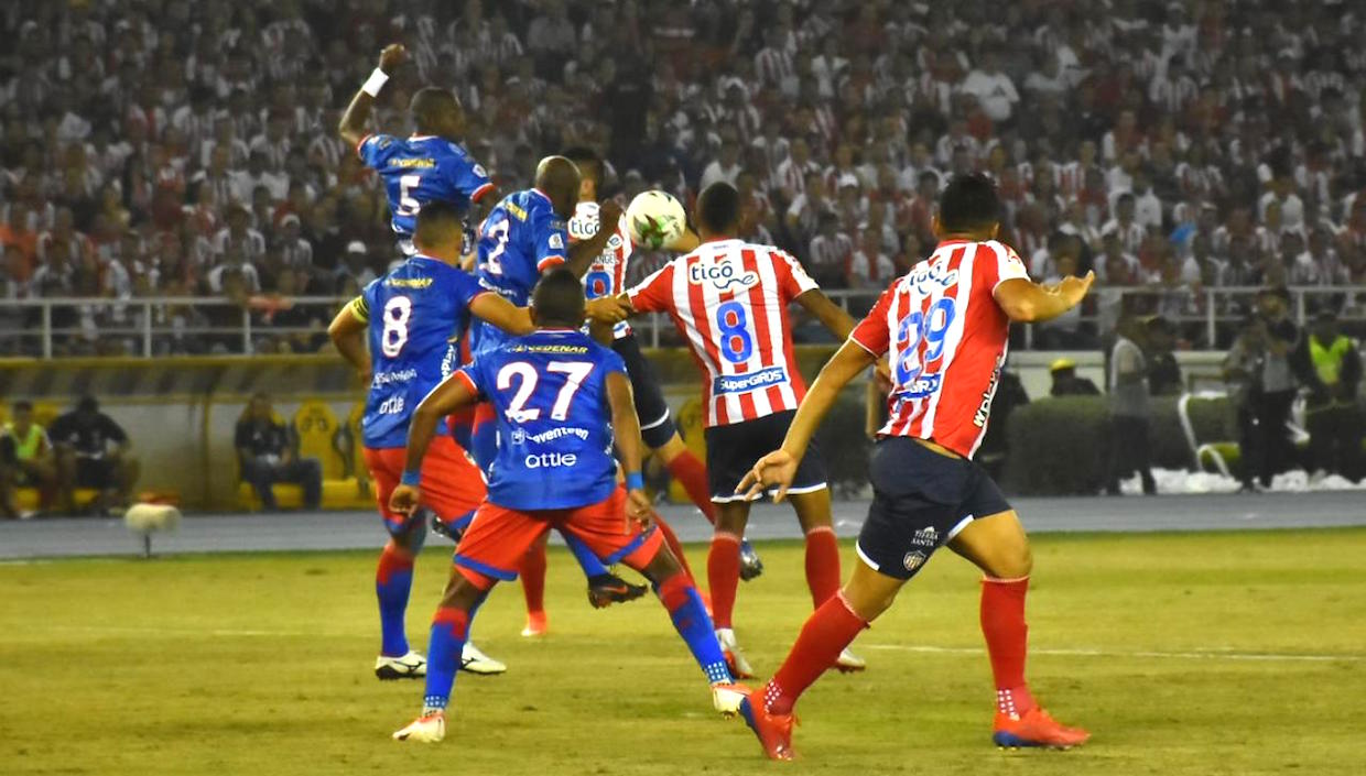 Freddy Hinestroza y Teófilo Gutiérrez ante la marca de 4 rivales.