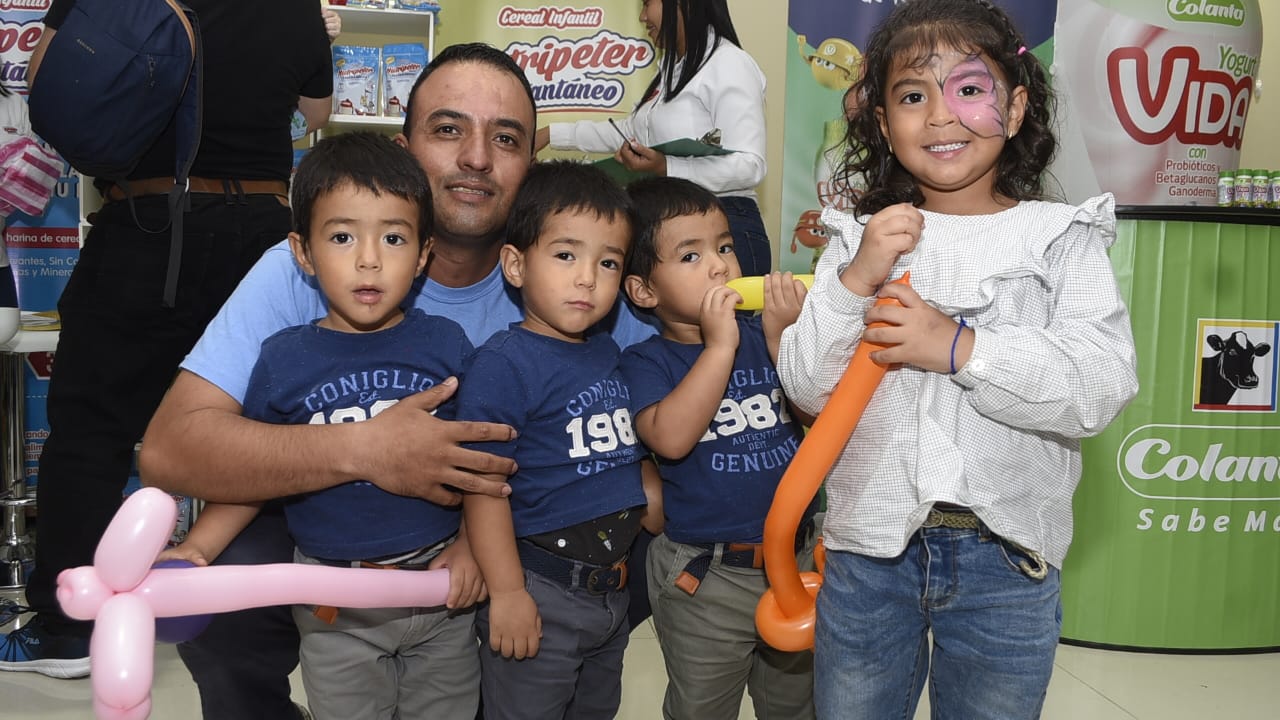 Los trillizos Jerónimo, Benjamín y Emmanuel de 2 años con su hermana mayor de 4 años María Antonia Portilla Pérez y su papá Felipe Portilla.