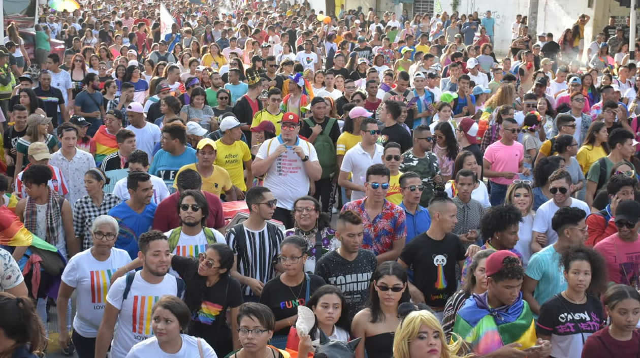 Multitudinaria marcha del orgullo LGBTI en el día del orgullo gay.