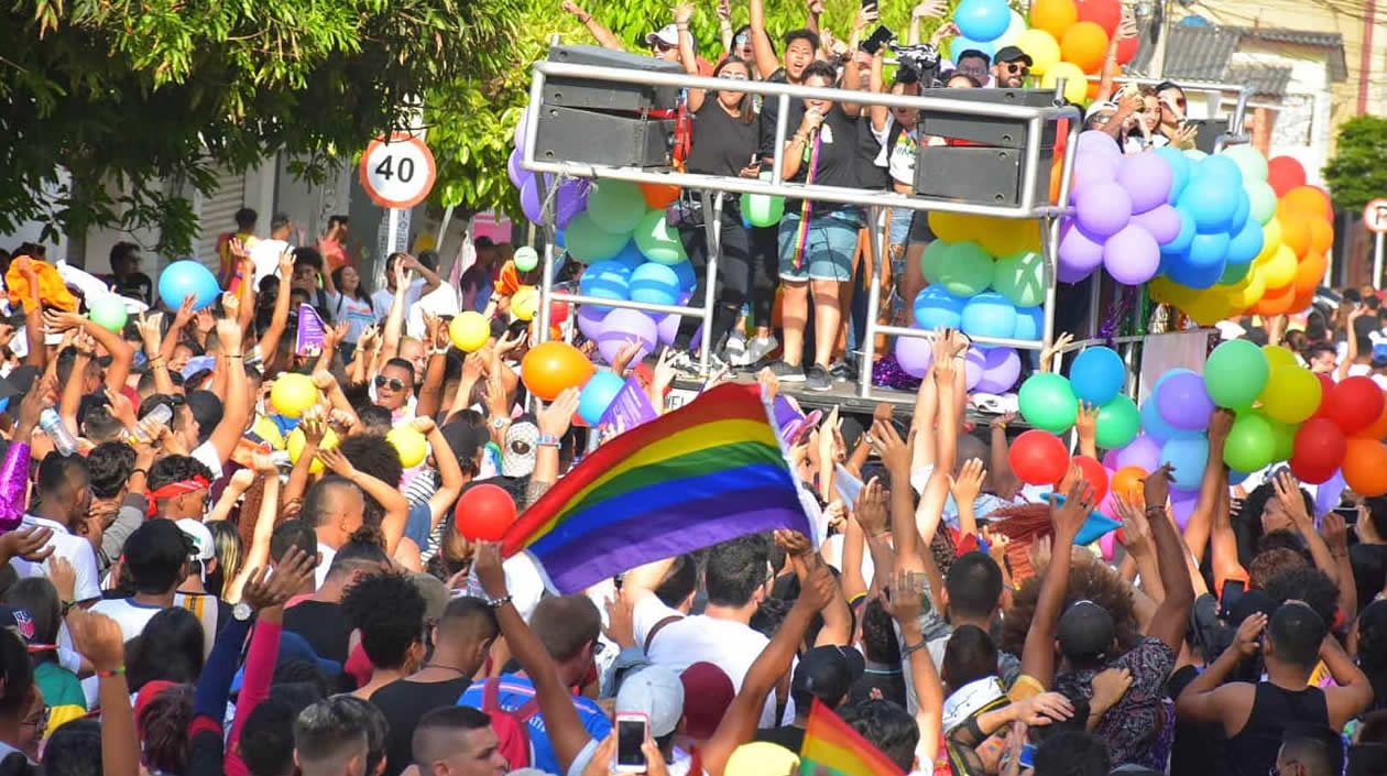 Globos y banderas adornaron el desfile del Orgullo Gay.