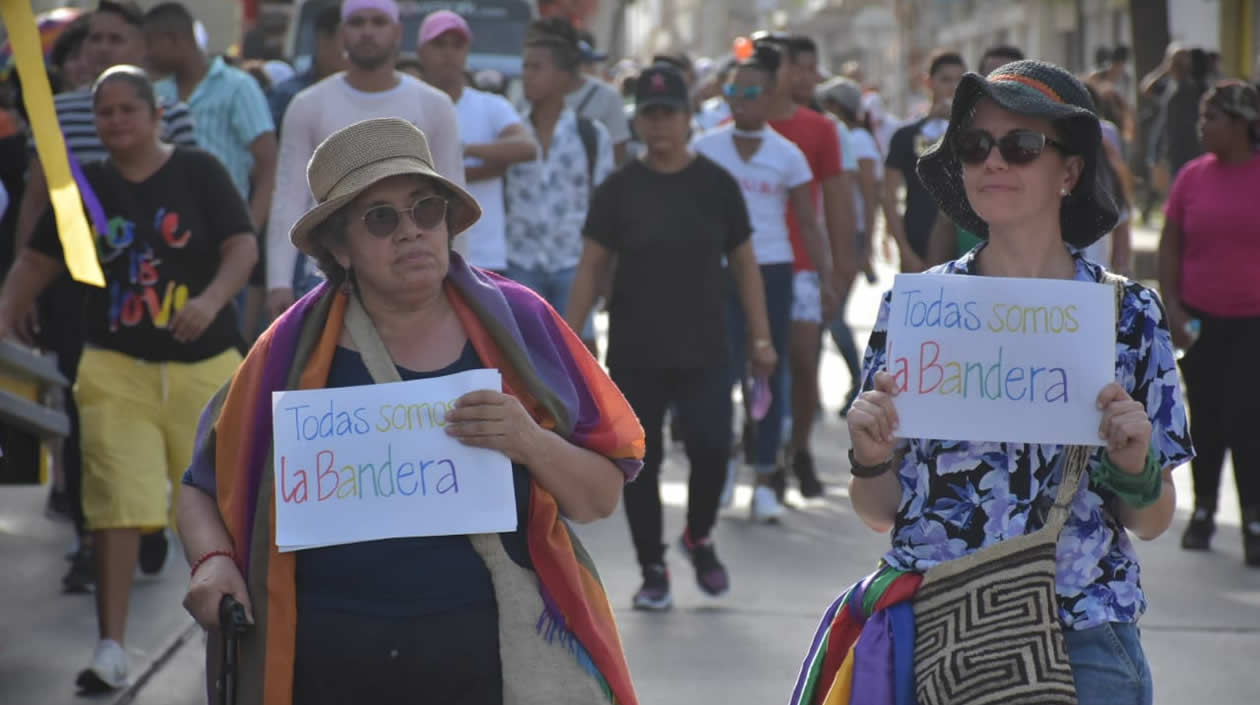 Feministas defensoras de los derechos de la comunidad LGBTI participaron en la caminata por el Día del Orgullo Gay.