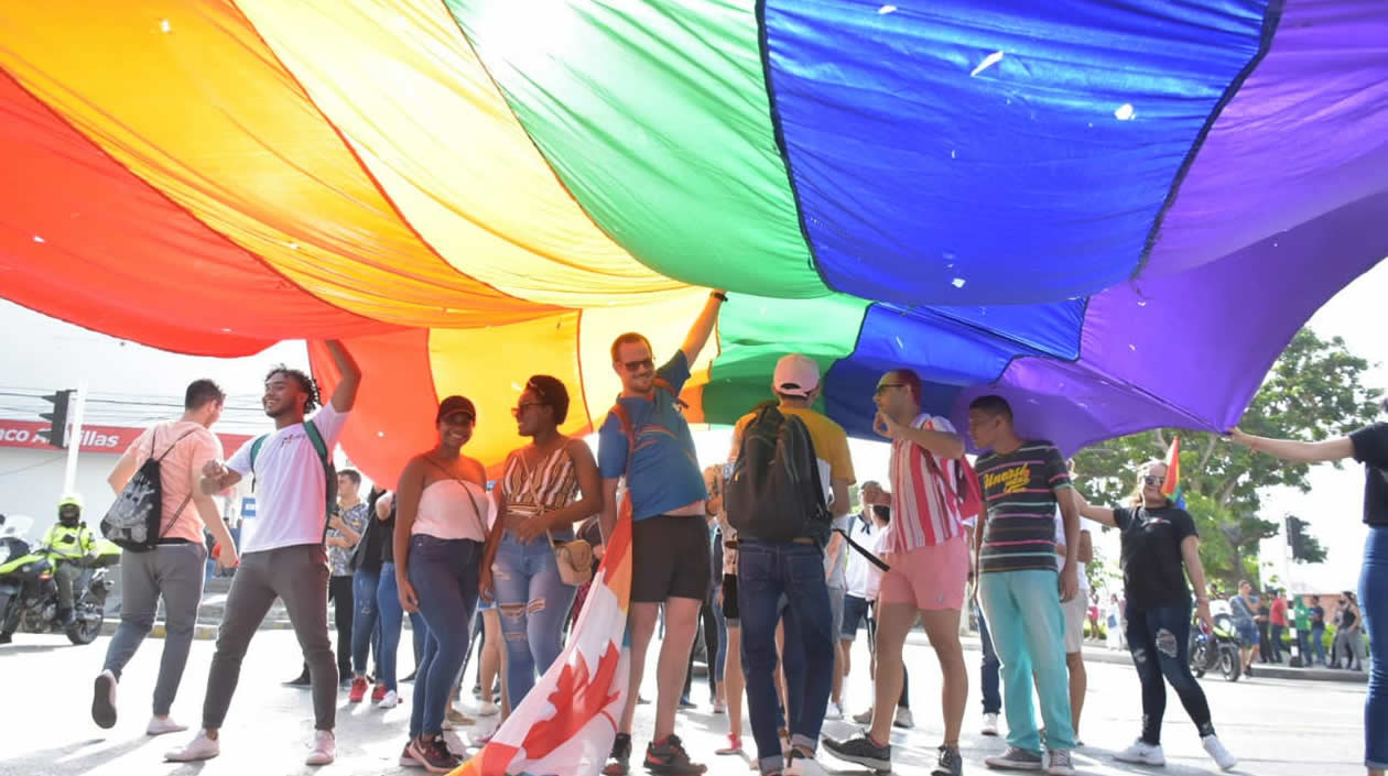 Una bandera gigante de la comunidad LGBTI se vio en el desfile del Día del Orgullo Gay.