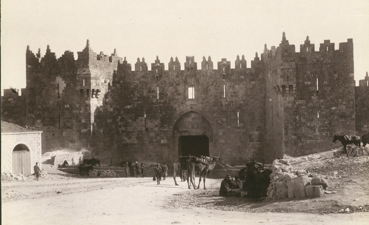 Fotografía cedida por la Biblioteca Nacional de Israel, donde aparece la puerta de Damasco, una de las principales entradas a la Ciudad Vieja de Jerusalén, tomada en 1900. Forma parte del álbum de L. Florillo.