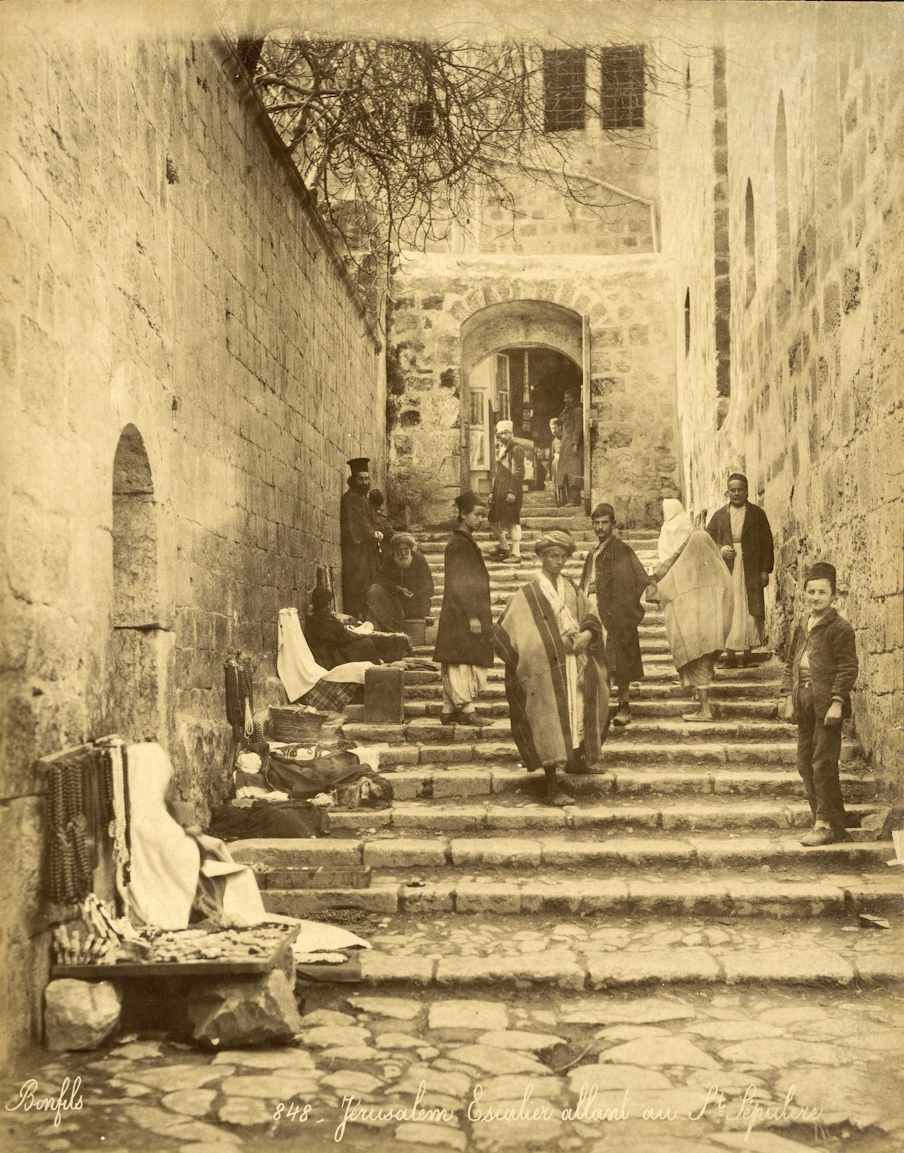 Fotografía cedida por la Biblioteca Nacional de Israel, donde aparece una calle en el Barrio cristiano, tomada alrededor de 1870. 