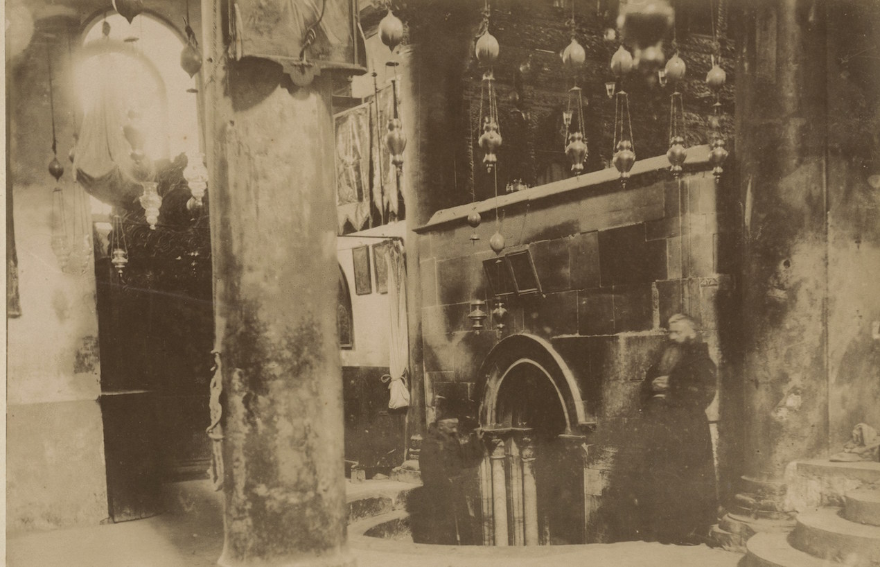  Fotografía cedida por la Biblioteca Nacional de Israel, donde aparece el interior de la Iglesia de la Natividad en Belén durante la década de 1880. 