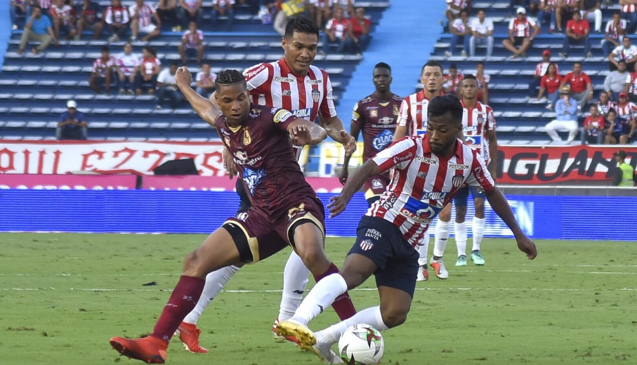 'Cariaco' González disputando el balón frente a la defensa 'Pijao'.