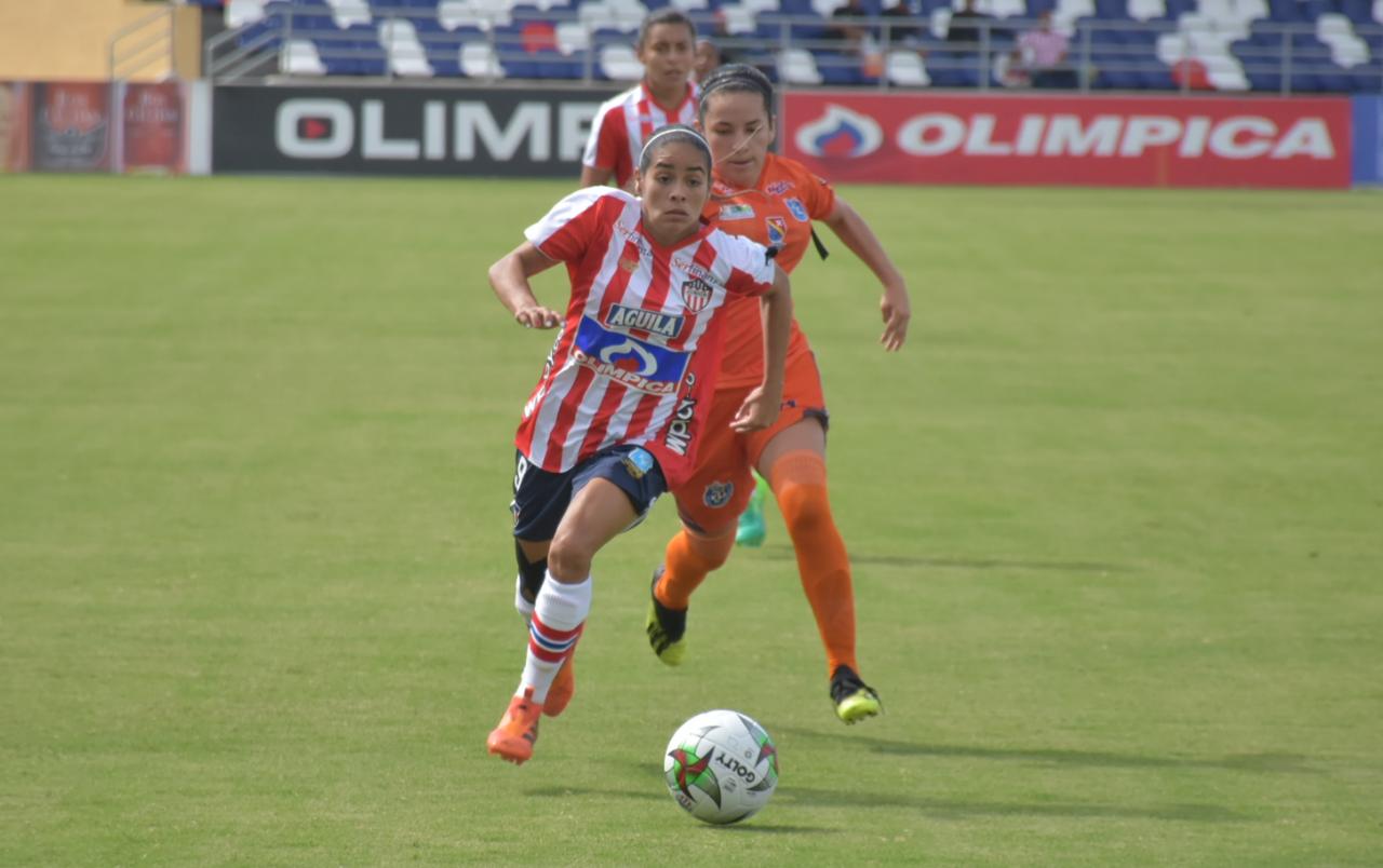 La delantera venezolana Karla Torres generó peligro en la defensa rival.