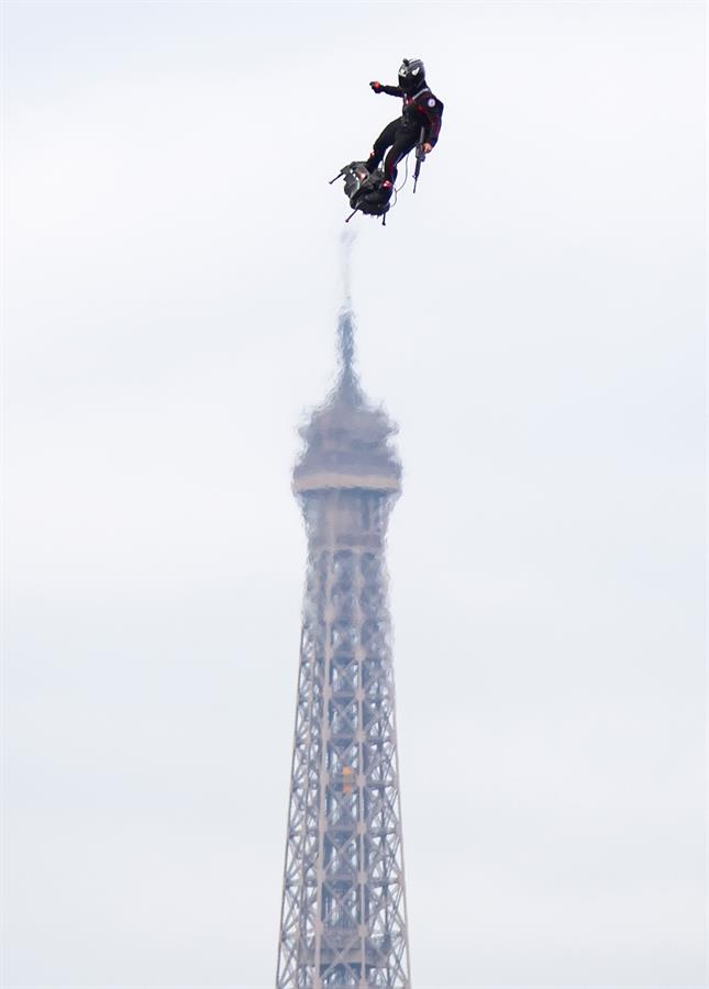 Franky Zapata vuela con la Torre Eiffel de fondo. 