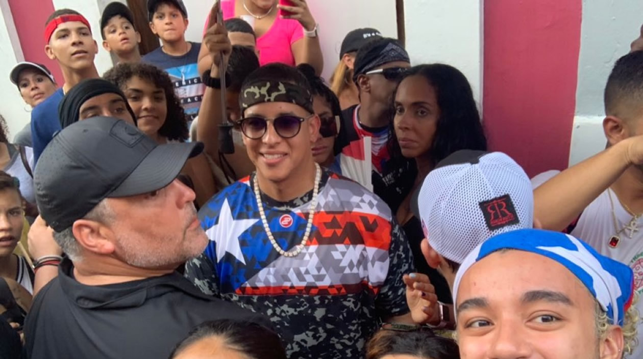 Daddy Yankee compartiendo con algunos seguidores.