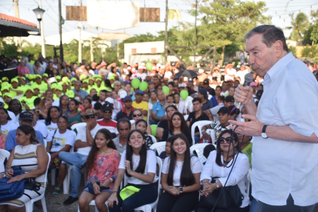 El máximo dirigente de Cambio Radical dirigiéndose al público en Galapa.